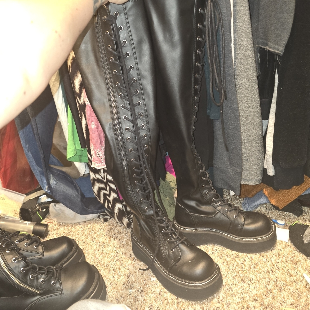 Demonia over the black size 7